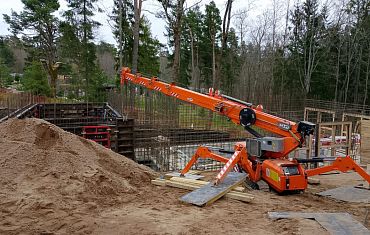 Строительство опалубки мини-краном Арлифт